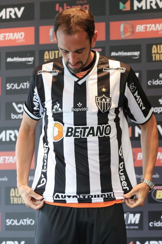 Nesta sexta-feira (21), o experiente zagueiro uruguaio Diego Godn, de 35 anos, foi oficialmente apresentado como reforo do Atltico para 2022. Na Cidade do Galo, em Vespasiano, o atleta concedeu entrevista coletiva para jornalistas e projetou mais um ano vitorioso para o clube mineiro.