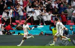 Fotos do gol de Sterling, da Inglaterra, sobre a Alemanha, em Wembley. Ingleses venceram por 2 a 0 e avanaram s quartas de final da Eurocopa