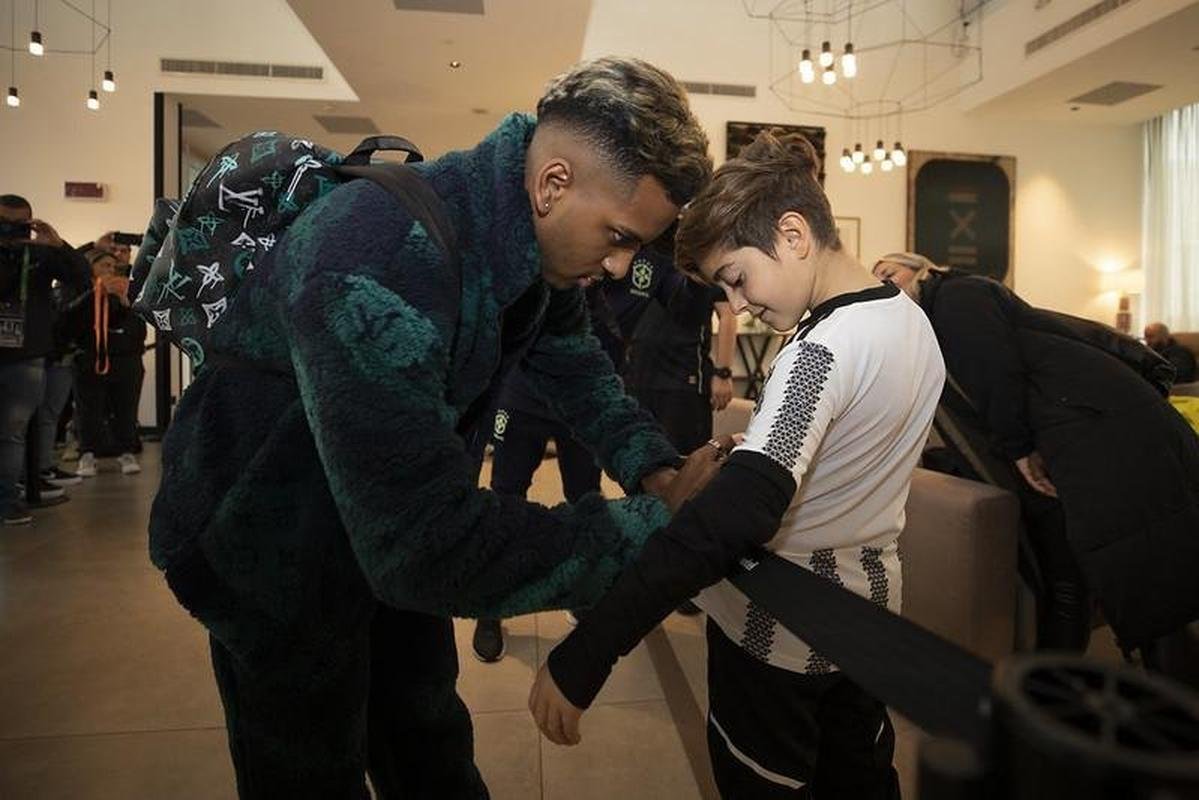 Nesta segunda-feira, os atletas que defendem clubes europeus comearam a se apresentar em Turim. Com isso, a Seleo Brasileira aguarda apenas a chegada de Marquinhos e Neymar 