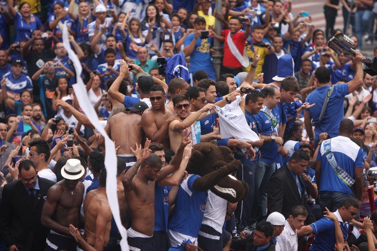 Depois de vencer o Vitria por 3 a 1 no Barrado, em Salvador, na noite de 13 de novembro de 2013, e confirmar o tricampeonato brasileiro, o Cruzeiro desembarcou em Confins numa quinta-feira e foi recebido por milhares de pessoas nas ruas de Belo Horizonte. O elenco desfilou em carro pela Avenida Antnio Carlos, pela Avenida Afonso Pena, no Centro, e foi em direo  sede do Barro Preto. Esta, sem dvida, foi a festa que envolveu o maior nmero de pessoas na capital mineira.
