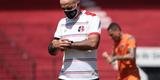 Jogadores do Santa Cruz treinaram no est�dio do Arruda, j� apresentando trabalhos com bola no gramado, sob a supervis�o do t�cnico Itamar Sch�lle. Todos os atletas e os membros da comiss�o t�cnica seguem submetidos �s medidas de afastamento social.