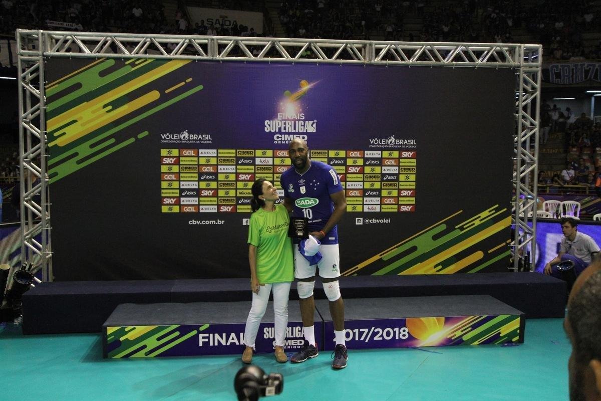 Depois da vitria sobre o Sesi, jogadores do Cruzeiro fizeram grande festa no Mineirinho, em BH