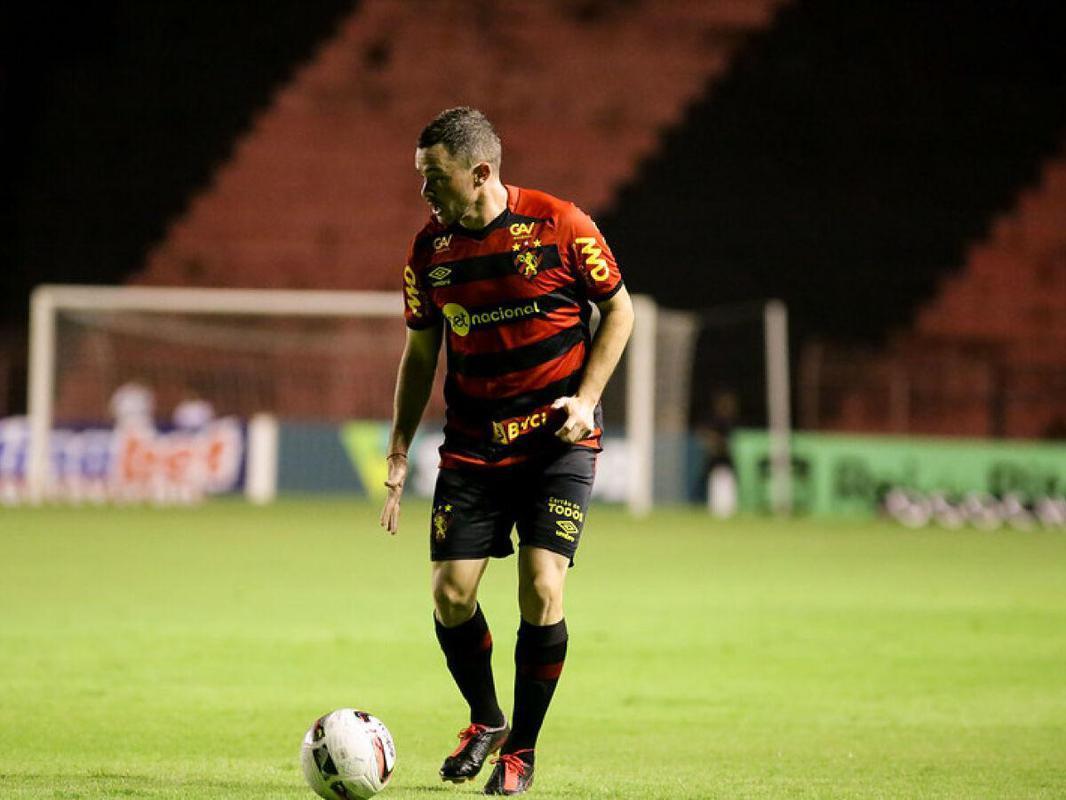 Lucas Hernndez: lateral-esquerdo emprestado ao Sport