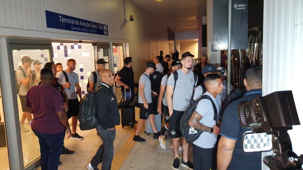 Jogadores do Atltico desembarcaram nesta quinta-feira, em Confins, na Grande Belo Horizonte, aps eliminao vexatria para Afogados-PE na Copa do Brasil. Demitidos, tcnico Rafael Dudamel, diretor de futebol Rui Costa e gerente de futebol Marques estavam junto com a delegao, mas no concederam entrevista.