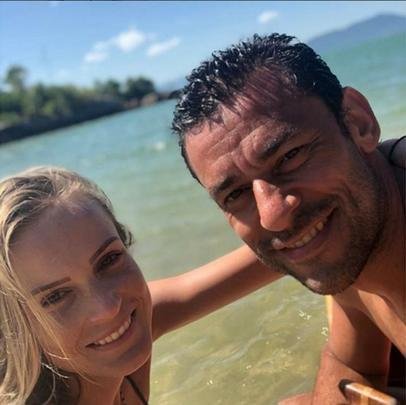 Fred curte férias com a esposa em um resort no litoral de Santa Catarina
