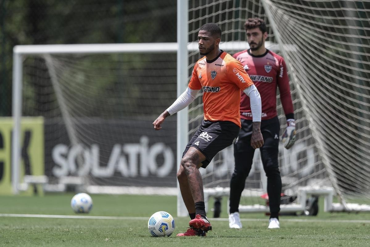 Aps a vitria por 2 a 1 sobre o Cuiab, neste domingo (24), pelo Campeonato Brasileiro, o elenco do Atltico se reapresentou e treinou na tarde desta segunda-feira (25), na Cidade do Galo, em Vespasiano. As atividades visaram o duelo de volta da semifinal da Copa do Brasil, contra o Fortaleza, que ocorrer na quarta-feira (27). Por ter vencido o jogo de ida por 4 a 0, no Mineiro, o Galo tem vaga encaminhada na deciso do principal torneio mata-mata do pas.
