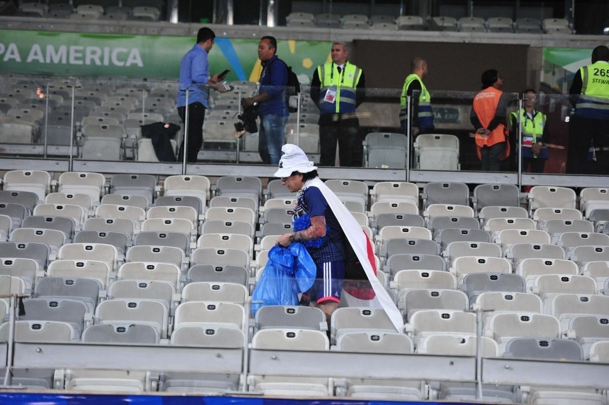 Depois do empate entre Japo e Equador, por 1 a 1, pela Copa Amrica, um torcedor japons deu um bom exemplo aos brasileiros. Com pacincia, ele recolheu lixo em vrios pontos do setor em que se encontrava no Mineiro. Na Copa de 2014, no Brasil, os nipnicos j haviam mostrado civilidade ao mundo ao limpar arquibancadas e vestirios dos estdios.