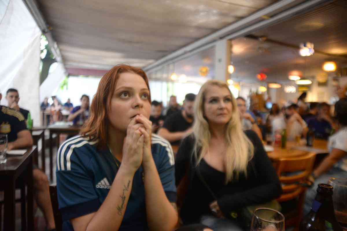 No Pizza Sur, em BH, torcedores argentinos e admiradores da seleo de Lionel Messi foram  loucura e tambm choraram com a classificao  final da Copa do Mundo de 2022, no Catar, aps a vitria por 3 a 0 sobre a Crocia