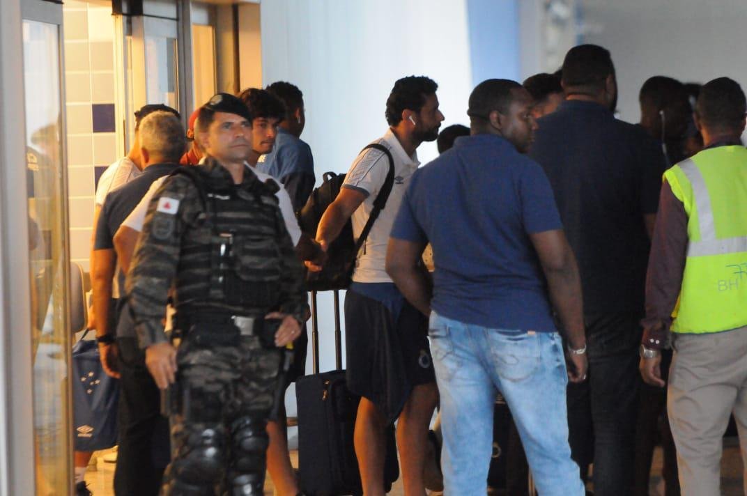 Jogadores do Cruzeiro desembarcaram nesta sexta-feira  tarde no Aeroporto de Confins, na Grande Belo Horizonte, depois da derrota por 2 a 0 para o Grmio, em Porto Alegre. O policiamento foi reforado e houve escolta do nibus at a Toca da Raposa II. No houve presena de torcidas organizadas. Motoristas de aplicativo, presentes no local, foram os nicos a presenciar a chegada. Os cruzeirenses xingaram, enquanto os atleticanos gritaram 'o o o, segunda diviso'.