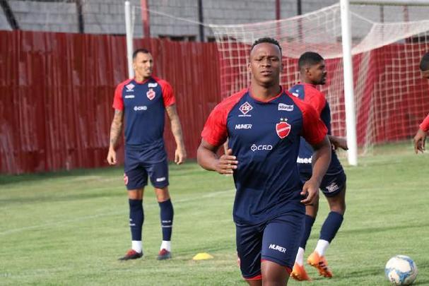 O volante Tinga, de 29 anos, ainda não foi oficializado pelo Santa Cruz, mas vem treinando com o restante do elenco coral. Em 2019, ele atuou em 13 partida.