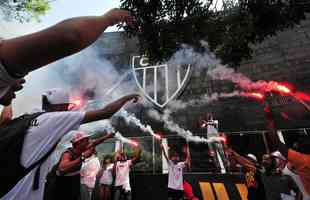 Mais de 300 torcedores do Atltico foram  sede do clube protestar contra a contratao de Thiago Neves