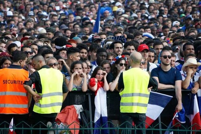 Franceses lotaram ruas de Paris e regi�o da Torre Eiffel durante a decis�o da Copa do Mundo