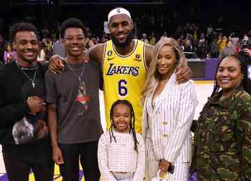 Durante a rodada desta segunda-feira, astro do Los Angeles Lakers aproveitou para elogiar seu filho, Bronny, e cornetar outros jogadores da liga em seu Twitter