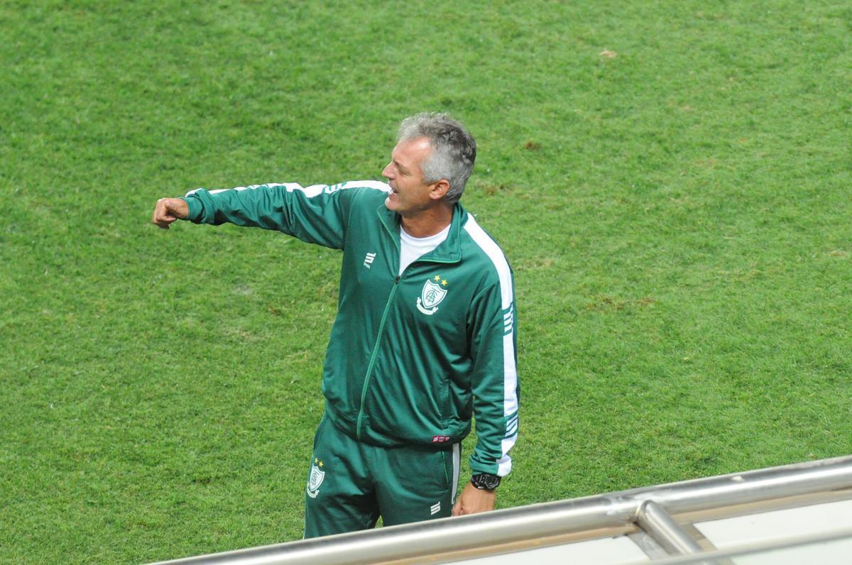 Rodolfo, de pnalti, marcou o terceiro gol do Amrica sobre a Ponte Preta