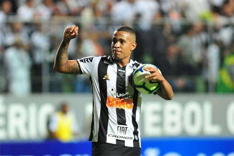 Alerrandro - O atacante do Red Bull Bragantino promoveu uma festa para 30 pessoas em Lavras, em Minas Gerais, em março. Na ocasião, os vizinhos chamaram a polícia, que foi até a casa do atleta e dispersou os seus convidados. Ninguém foi preso. Após o episódio, o ex-jogador do Atlético pediu desculpas.