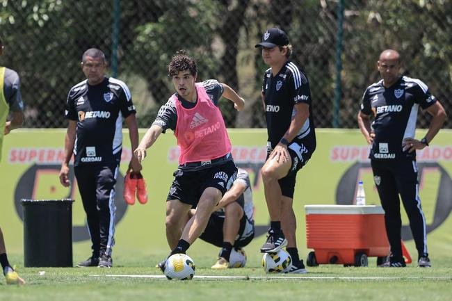 Fotos do treino do Atltico nesta quarta-feira (12/10), na Cidade do Galo. Em recuperao de um incmodo na panturrilha esquerda, Hulk fez funcional no campo e ainda  dvida para o confronto contra o Flamengo, no sbado, s 20h30, no Maracan, pelo Brasileiro. O lateral Mariano, em transio, participou da atividade com bola