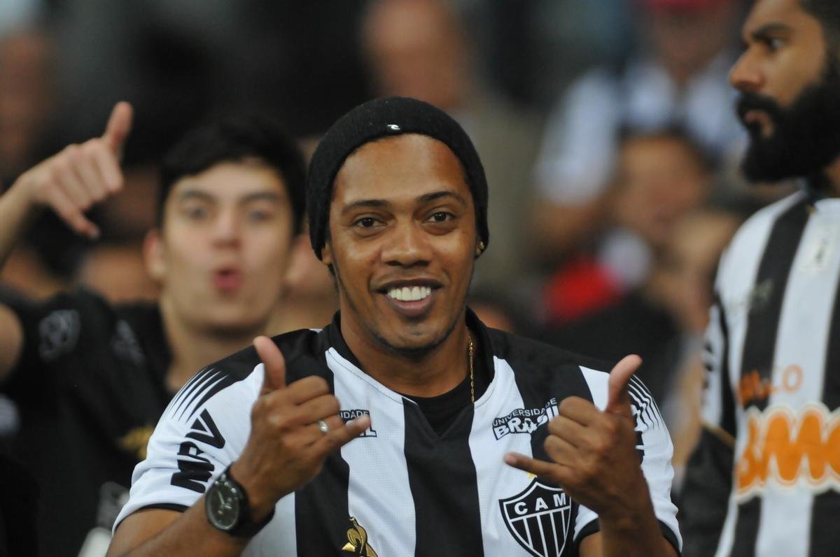 Ssia de Ronaldinho Gacho tirou muitos fotos com torcedores do Atltico no Mineiro