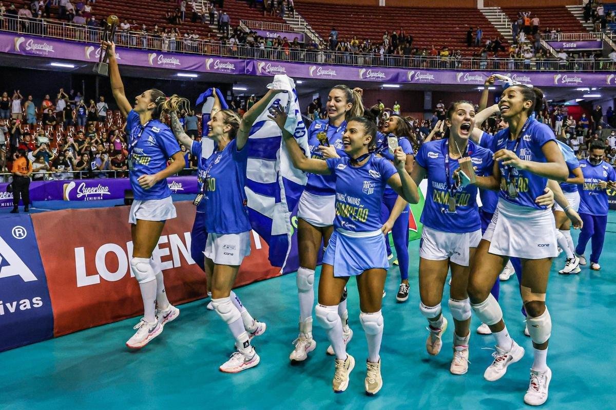 Minas celebra o tri consecutivo da Superliga com volta olmpica 