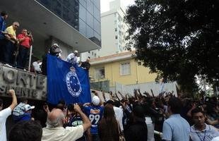 Novo reforo do Cruzeiro, Jlio Baptista foi recepcionado pelo presidente Gilvan de Pinho Tavares e acenou para torcedores da sacada da sede administrativa no Barro Preto