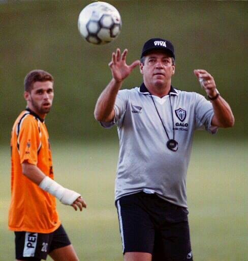 Abel Braga - Abel Braga foi o primeiro treinador do Atltico no sculo. Assumiu o cargo em 2001 e dirigiu o time em 24 partidas, com 12 vitrias, oito empates e quatro derrotas. No conquistou nenhum ttulo pelo clube.