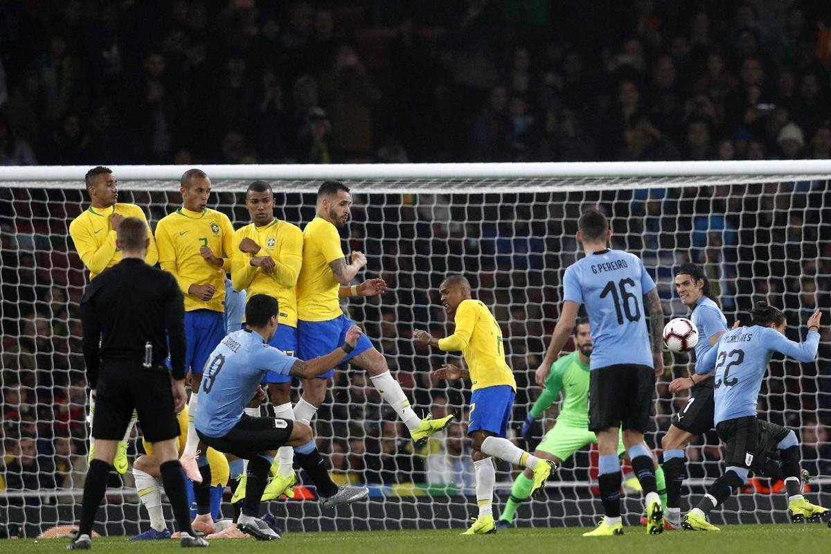 Brasil vence o Uruguai no penltimo teste da temporada. Neymar, de pnalti, garante triunfo em Londres