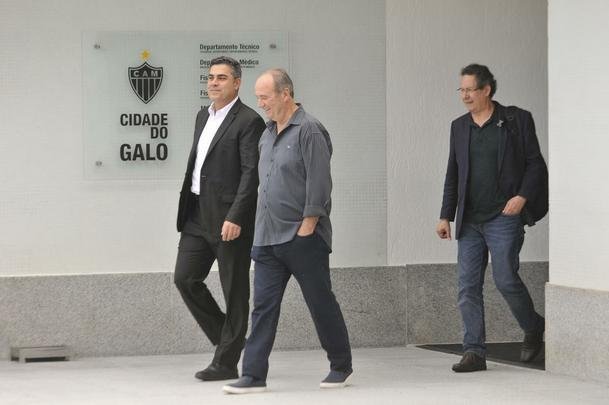 Levir Culpi foi apresentado pela diretoria na Cidade do Galo, enquanto os jogadores treinavam