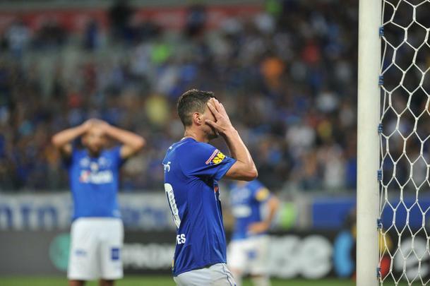 Cruzeiro derrotou Fluminense por 2 a 1, com gols de Raniel e Ayrton Lucas (contra); Henrique, tambm contra, descontou para os cariocas