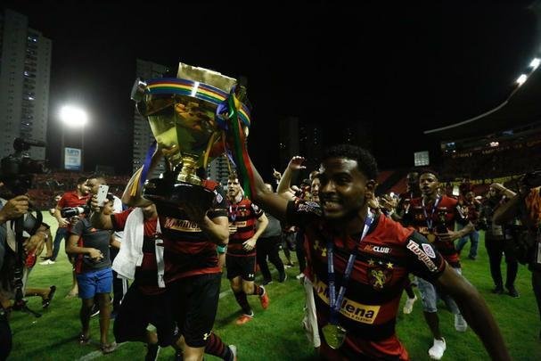 No tempo normal, Nutico venceu, de virada, por 2 a 1, mas nos pnaltis brilhou a estrela do goleiro Mailson, que pegou duas cobranas