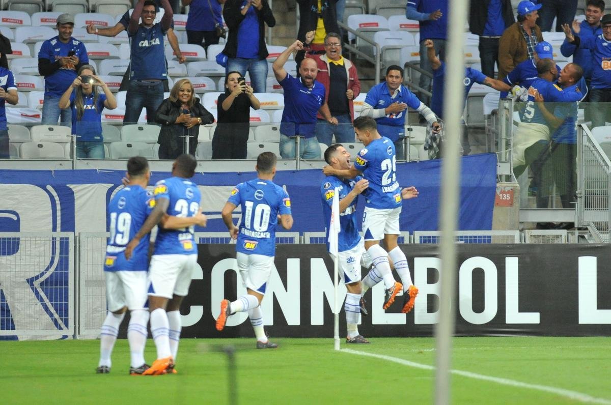 Thiago Neves aproveitou cruzamento de Sass e abriu o placar aos 2 minutos do primeiro tempo