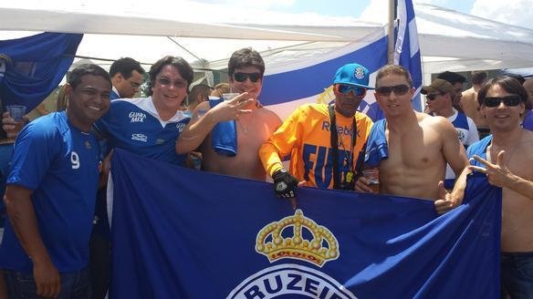 Sidney, Carlos, Vladimir, Fub, Fernando e Wnis. Arredores do estdio.