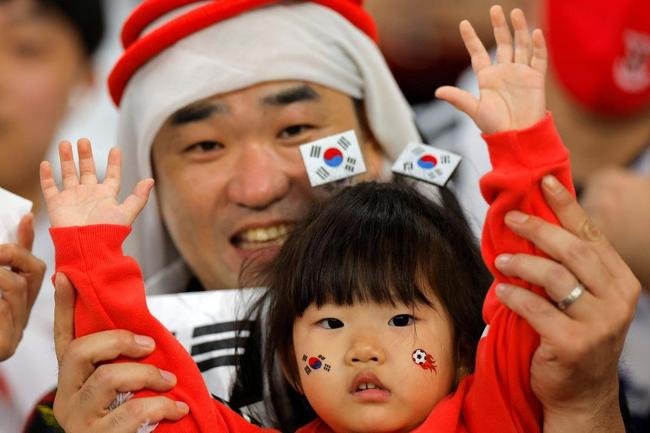 Torcedores de Coreia do Sul e Portugal no jogo vlido pela ltima rodada do Grupo H da Copa do Mundo 