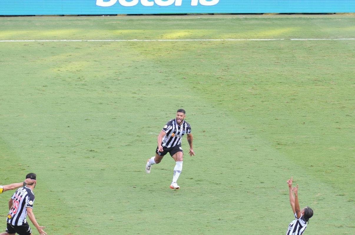 Hulk virou para o Atltico sobre o Fluminense em cobrana de falta perfeita no Mineiro: 2 a 1