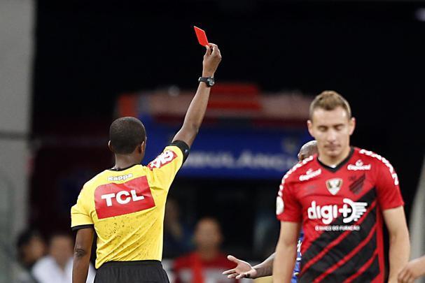 Fotos do empate por 0 a 0 entre Athletico-PR e Cruzeiro na Arena da Baixada, em Curitiba, pela 31ª rodada do Campeonato Brasileiro; cruzeirense Sassá foi expulso na etapa final