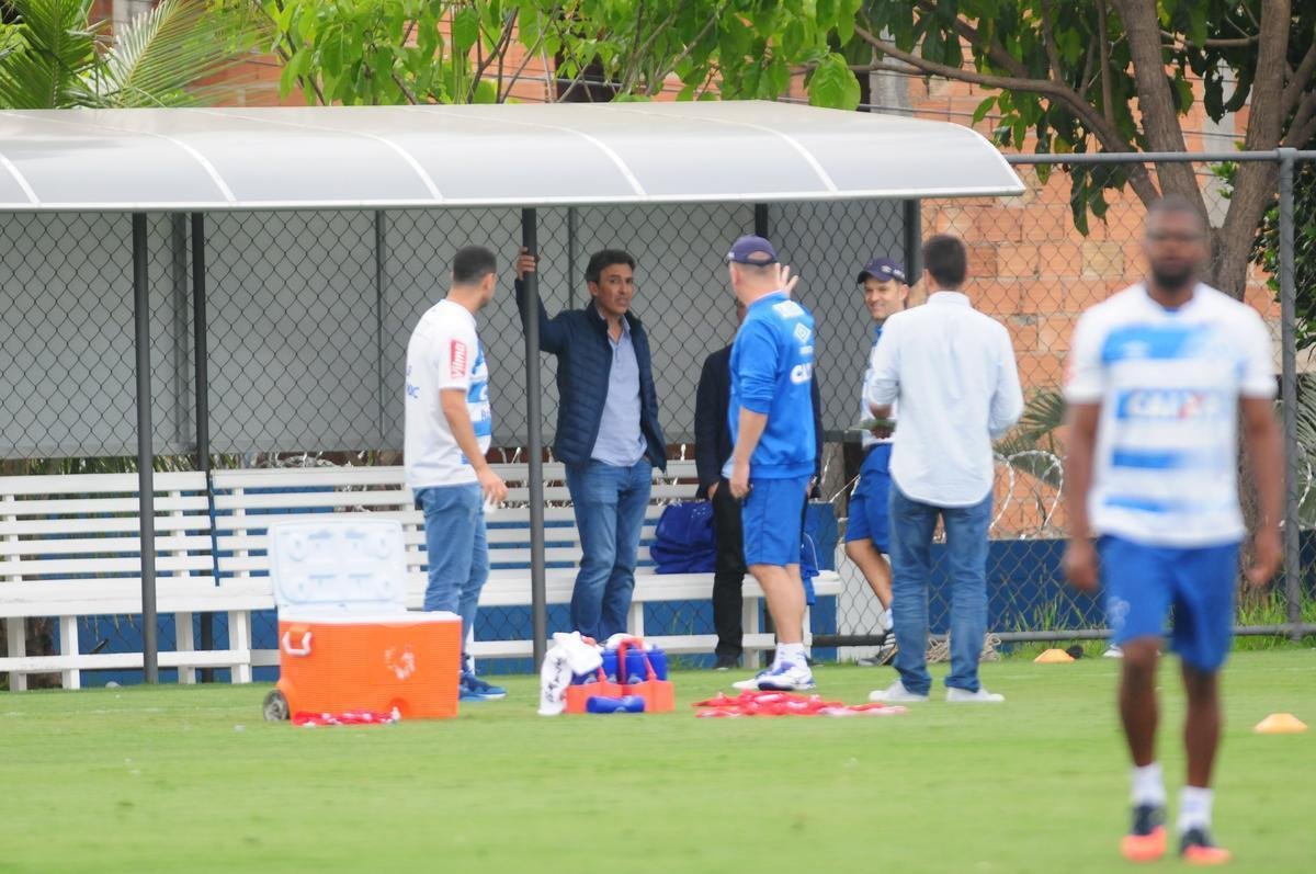 Com presena da torcida, Cruzeiro seguiu preparao para jogo contra o Fluminense, no Mineiro. Novo diretor de futebol para 2018, o ex-zagueiro Marcelo Djian acompanhou a atividade