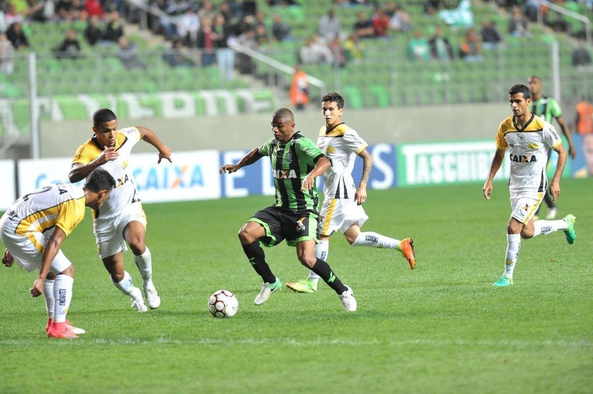 Imagens da partida entre Amrica e Cricima, no Independncia, pela Srie B do Brasileiro