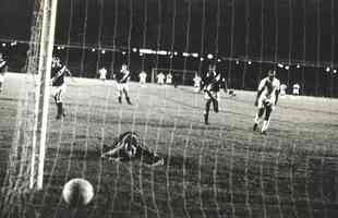 Milsimo gol de Pel: craque fez de pnalti em vitria sobre o Vasco, por 2 a 1, no Maracan. Goleiro cruz-maltino era Andrada