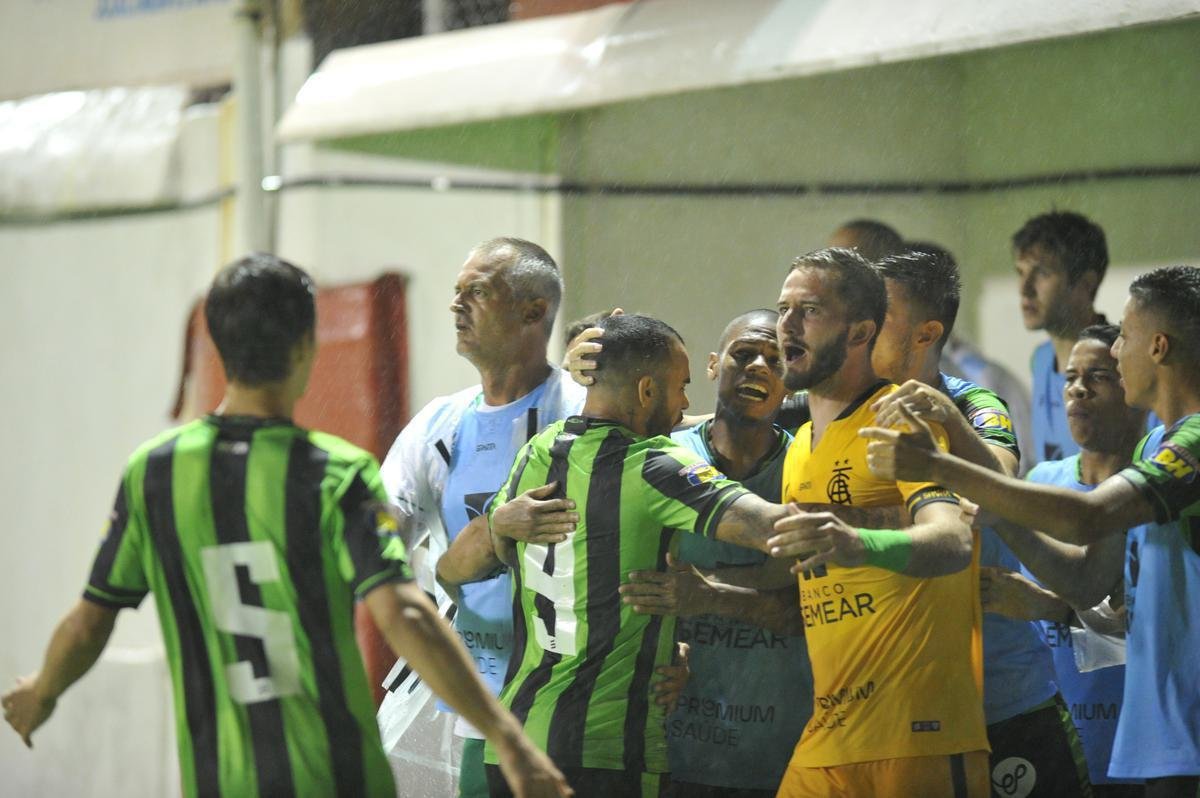 As melhores fotos do duelo entre Villa Nova e Amrica, em Nova Lima, pelo Mineiro