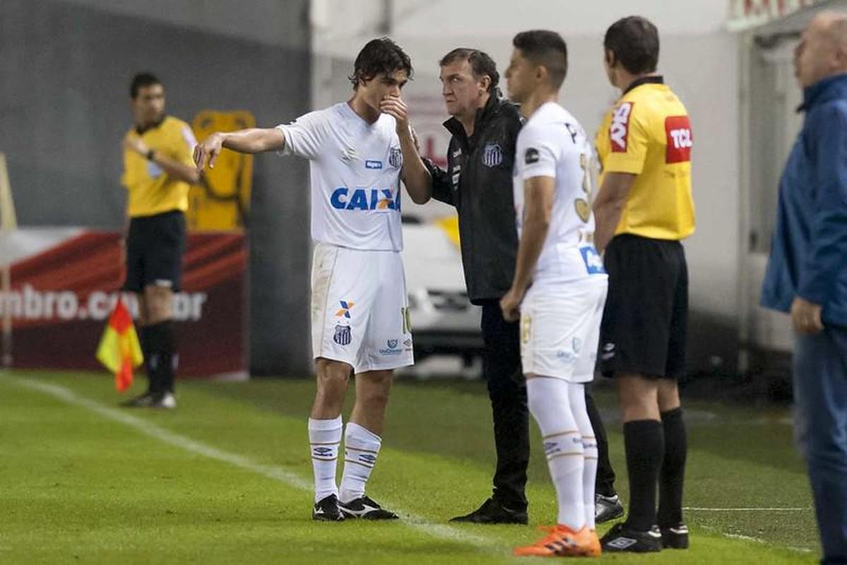 Em 1 de agosto de 2018, Cuca estreou pelo Santos e perdeu para o Cruzeiro por 1 a 0, em jogo vlido pelas quartas de final da Copa do Brasil. Raniel, atleta que futuramente jogaria no Peixe, marcou o gol da vitria da Raposa. Na foto,  possvel ver Cuca dando instrues para Dod, atual jogador do Atltico.