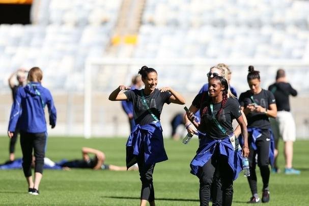 Jogadoras norte-americanas aproveitaram tempo no estdio para tirar fotos no gramado