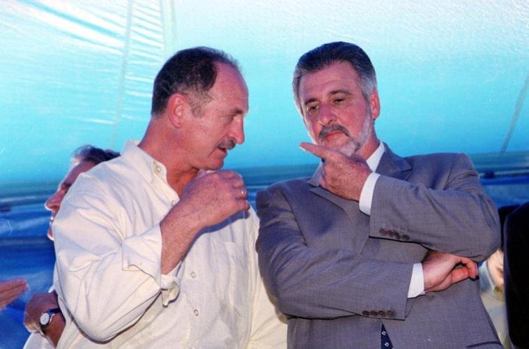 Inauguração da Toca da Raposa II em 9 de março de 2002. Na ocasião, presidente do Cruzeiro, Zezé Perrella, recebeu figuras ilustres, como o técnico da Seleção Brasileira, Luiz Felipe Scolari, e outras autoridades públicas municipais, estaduais e federais