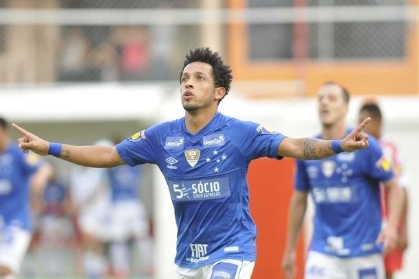 Fotos do duelo entre Villa Nova e Cruzeiro, neste domingo