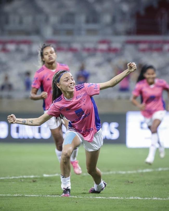 Em preliminar de Cruzeiro x Ituano pela Srie B, o time feminino da Raposa, conhecido como Cabulosas, goleou o Araguari por 8 a 0 pela terceira rodada do Campeonato Mineiro Feminino. Equipe cruzeirense estreou o uniforme rosa, confeccionado pela Adidas em homenagem  campanha Outubro Rosa, de conscientizao contra o cncer de mama