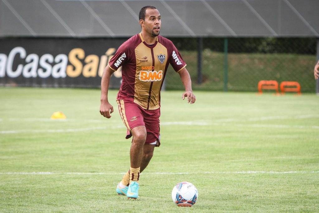 Alecsandro - Contratado em 2013, Alecsandro estreou pelo Atltico no clssico contra o Cruzeiro, em na abertura do Campeonato Mineiro daquele ano. O Galo perdeu por 2 a 1, e o atacante entrou em campo no segundo tempo, substituindo Arajo, autor do gol alvinegro. O centroavante fez 11 gols em 50 partidas pelo clube, mas saiu no fim da temporada e foi para o Flamengo.