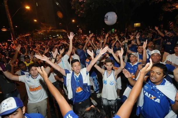 Torcedores protestam contra o cancelamento do evento na Savassi