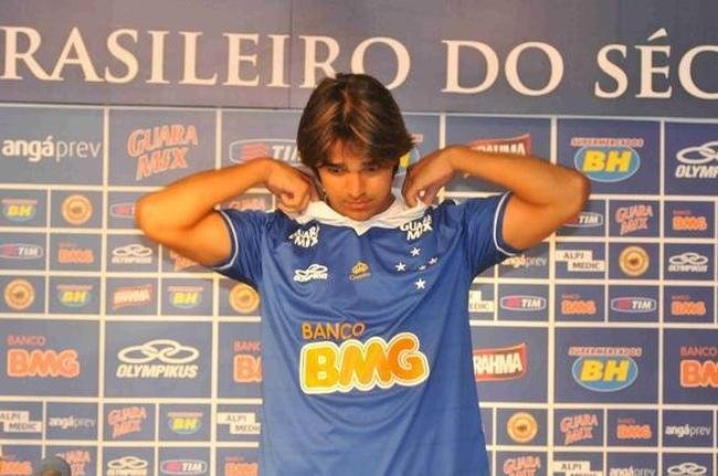 Imagens da apresentao do atacante Marcelo Moreno na Toca da Raposa II