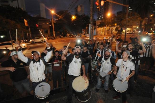 Alvos principais do protesto foram presidente S�rgio Sette C�mara, diretor de futebol Alexandre Gallo e jogadores, especialmente Elias, Luan e Cazares