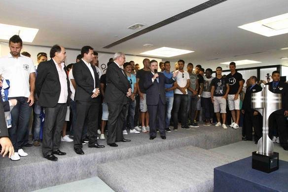 Governador Anastasia entregou uma placa aos campees brasileiros e recebeu uma camisa do Cruzeiro de presente, na Cidade Administrativa