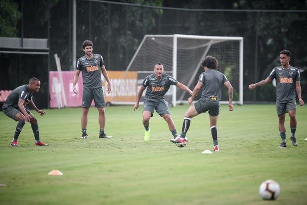 Em busca de reação na Libertadores, Atlético treinou na tarde deste domingo, na Cidade do Galo, antes de viagem para Montevidéu, local da partida contra Nacional