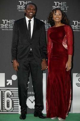 Ex-jogador nigeriano Kanu e sua esposa Amarachi 