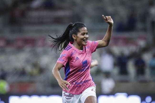 Em preliminar de Cruzeiro x Ituano pela Srie B, o time feminino da Raposa, conhecido como Cabulosas, goleou o Araguari por 8 a 0 pela terceira rodada do Campeonato Mineiro Feminino. Equipe cruzeirense estreou o uniforme rosa, confeccionado pela Adidas em homenagem  campanha Outubro Rosa, de conscientizao contra o cncer de mama